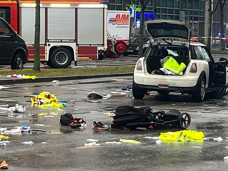 Auto in M&uuml;nchen in Menschengruppe gefahren