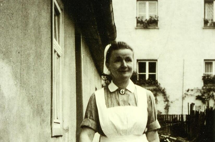 Ab 1945 war Gemeindeschwester Helene in Hassenberg und den umliegenden Orten im Einsatz, um die Alten und Kranken zu versorgen. Ab 1945 war Gemeindeschwester Helene in Hassenberg und den umliegenden Orten im Einsatz, um die Alten und Kranken zu versorgen.