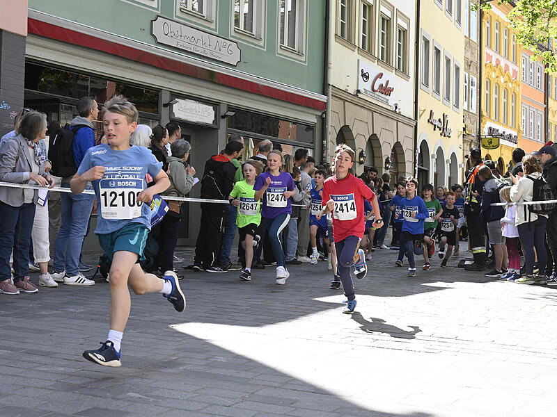 Weltkulturerbelauf 2025: Rund 1000 Sch&uuml;ler aus den 3. und 4. Klassen waren beim Bosch-Sch&uuml;lerlauf am Start.