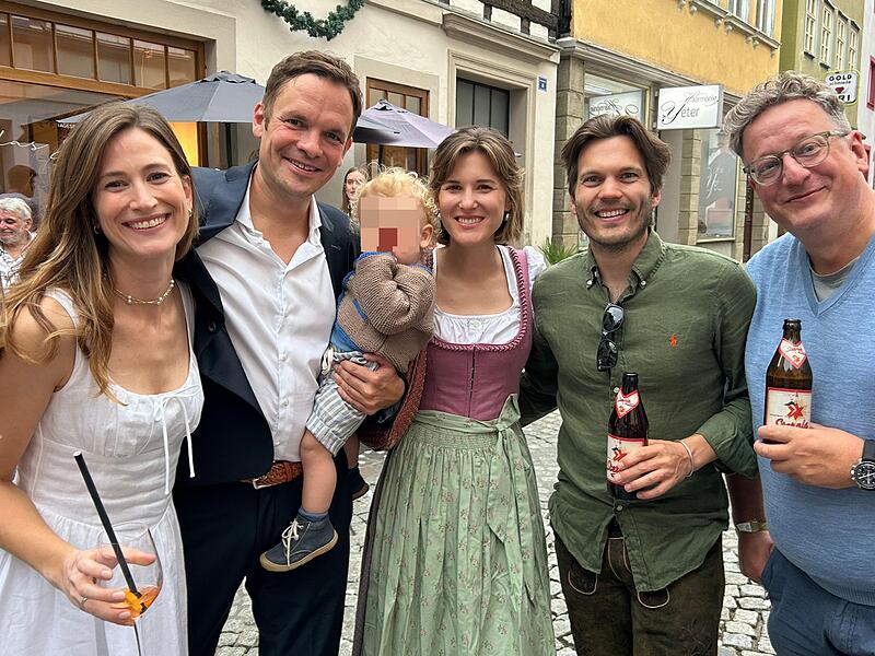 Christian Limpert und Team Glücklich in Coburg: Der frisch vermählte Christian Limpert mit seiner Frau Eva (links) sowie Kollegen des ARD-Studios Tel Aviv – von rechts: Mediengestalter Johannes Fischer, Korrespondentin Sophie von der Thann sowie Radiokorrespondent Jan Christoph Kitzler.