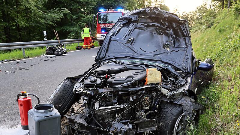 Motorradfahrerin kollidiert mit PKW Motorradfahrerin kollidiert mit PKW