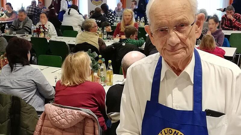 Sogar der 93-j&auml;hrige Lions-Bruder Herfried Apel l&auml;sst es sich nicht nehmen, die Festg&auml;ste zu bedienen.