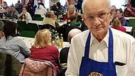 Sogar der 93-j&auml;hrige Lions-Bruder Herfried Apel l&auml;sst es sich nicht nehmen, die Festg&auml;ste zu bedienen.