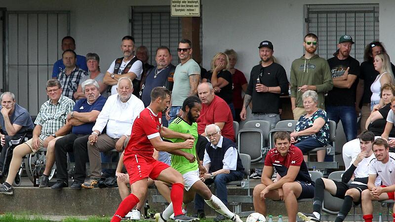 Erfahrung aus der Landesliga: Michael Wernsdorfer (in Rot) und Bruder Martin f&uuml;hren die SG T&uuml;tschengereuth/Viereth als Spielertrainer-Duo an.