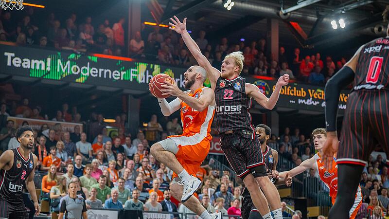 er &uuml;berragende Aufbauspieler Tommy Kuhse (26 Punkte) zieht am Bamberger Trey Woodbury vorbei.