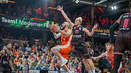 er überragende Aufbauspieler Tommy Kuhse (26 Punkte) zieht am Bamberger Trey Woodbury vorbei.