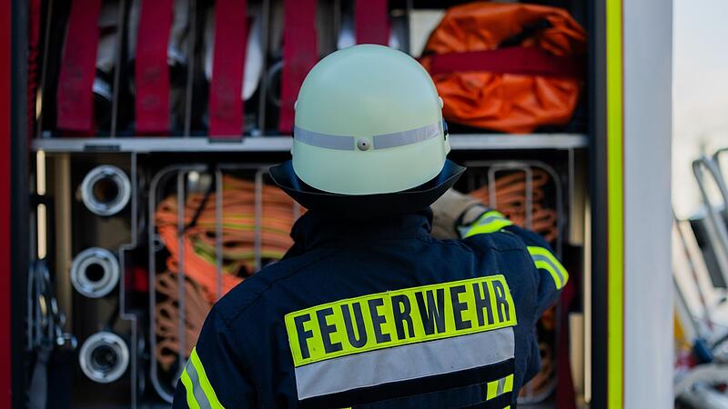 Feuerwehrmann am Einsatzfahrzeug Feuerwehrmann am Einsatzfahrzeug
