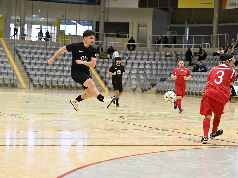 13 Teams wetteiferten am Sonntag in der HUK-Arena um die Tickets f&uuml;r die Futsal-Zwischenrunde.