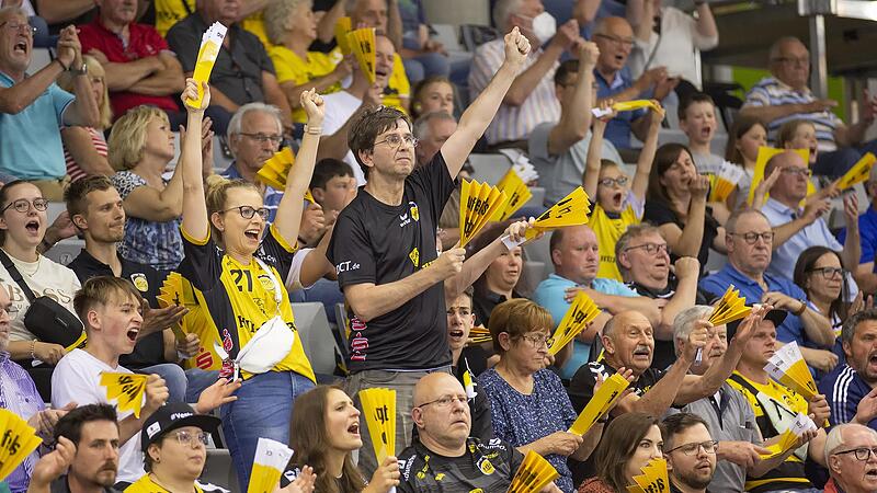 Mehr als 2000 Fans kamen zum letzten Heimspiel der Saison gegen den ThSV Eisenach. Es erinnerte trotz der Derby-Niederlage an die Zeiten vor der Corona-Pandemie.