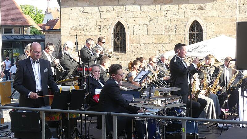 F&uuml;r die musikalische Begleitung des Festes sorgte die Schaeffler Bigband unter der Leitung von Holger Bock.