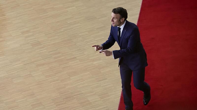 Emmanuel Macron, Pr&auml;sident von Frankreich, begr&uuml;&szlig;t die Medienvertreter bei der Ankunft zum EU-Gipfel in Br&uuml;ssel.