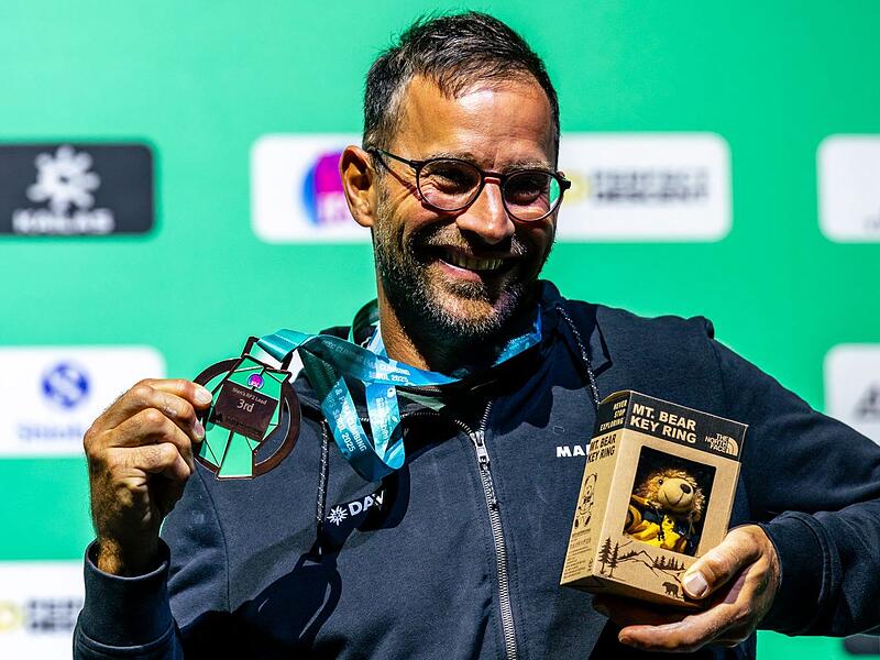 Philipp Hrozek freut sich über seine erste Medaille bei einer WM.
