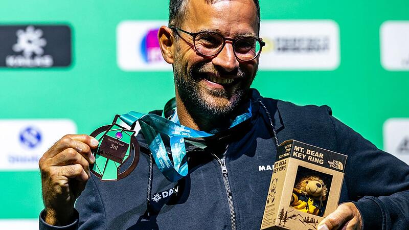 Philipp Hrozek freut sich über seine erste Medaille bei einer WM.