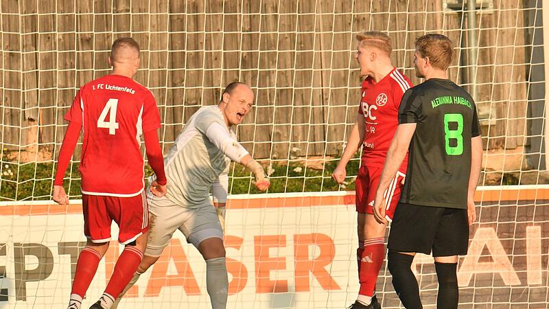 Gehalten! Torwart Niklas Weise schreit seine Freude heraus.