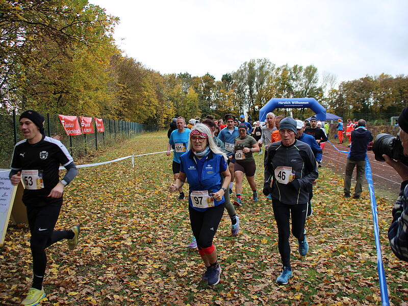 Trotz nasskaltem Herbstwetter lie&szlig;en sich die Sportler den Spa&szlig;  beim 38. Frankenwaldlauf der LG Ludwigschorgast nicht vermiesen.