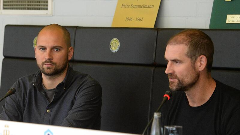 Jörg Schmalfuß (links, bei der Vorstellung von Trainer Thomas Kleine) hat nach dem Aufstieg in die 3. Liga als neuer Geschäftsführer der SpVgg Bayreuth alle Hände voll zu tun. Jörg Schmalfuß (links, bei der Vorstellung von Trainer Thomas Kleine) hat nach dem Aufstieg in die 3. Liga als neuer Geschäftsführer der SpVgg Bayreuth alle Hände voll zu tun.