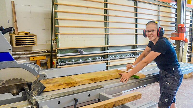 Corinna Reinhold in der Werkstatt bei der St&ouml;ckert M&ouml;bel- und Objektschreinerei in Kronach, beim Zuschnitt von Massivholzbohlen an der Formatkreiss&auml;ge