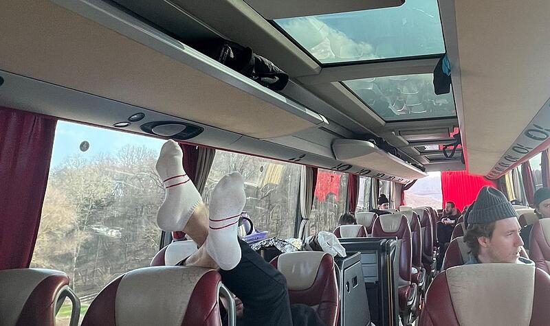 Höchstadter EC im Bus zu Spiel 3 Die Alligators sind on the road. Pünktlich verließ der Mannschaftsbus den Aischgrund, um 20 Uhr ist Bully in Mellendorf.