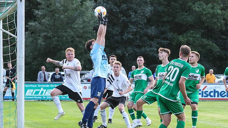 5. Spieltag in der zu Ende gehenden Bezirksligasaison: Wichtiger Kontakt von Friesens Keeper Maurice Schneider, mit dem er den Ball &uuml;ber die Latte lenkt, und damit kein Tor f&uuml;r den TSV M&ouml;nchr&ouml;den II.