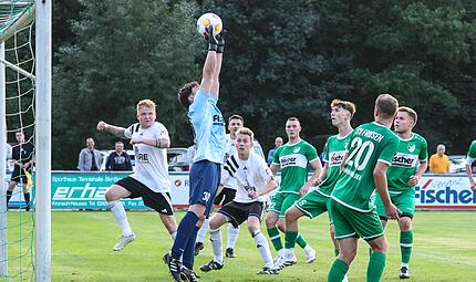 5. Spieltag in der zu Ende gehenden Bezirksligasaison: Wichtiger Kontakt von Friesens Keeper Maurice Schneider, mit dem er den Ball &uuml;ber die Latte lenkt, und damit kein Tor f&uuml;r den TSV M&ouml;nchr&ouml;den II.