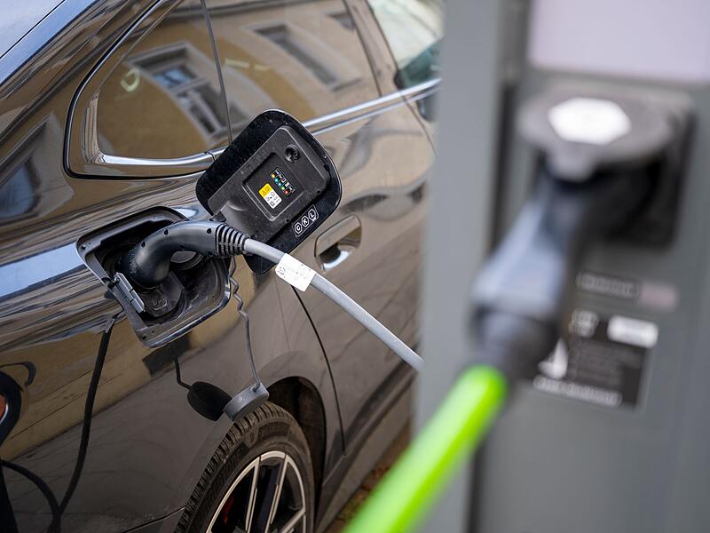 Elektroauto an Elektro-Ladesäule Elektroauto an Elektro-Ladesäule