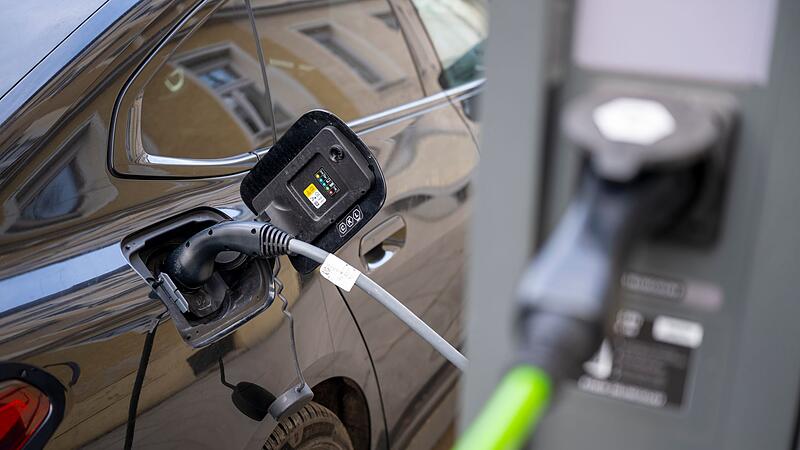 Elektroauto an Elektro-Ladesäule Elektroauto an Elektro-Ladesäule
