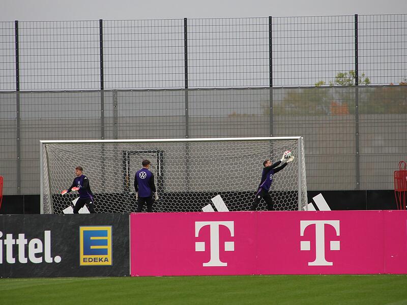Die Torh&uuml;ter waren zun&auml;chst nur zu dritt auf dem Trainingsplatz. Noah Atubolu fehlte.