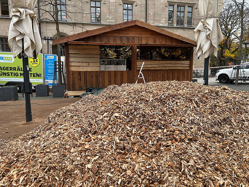 Das Winterfest auf dem Coburger Albertsplatz beginnt am, Samstag, 1. November. Es wurden bereits jede Menge Hackschnitzel angeliefert, mit denen der Boden bedeckt wird.