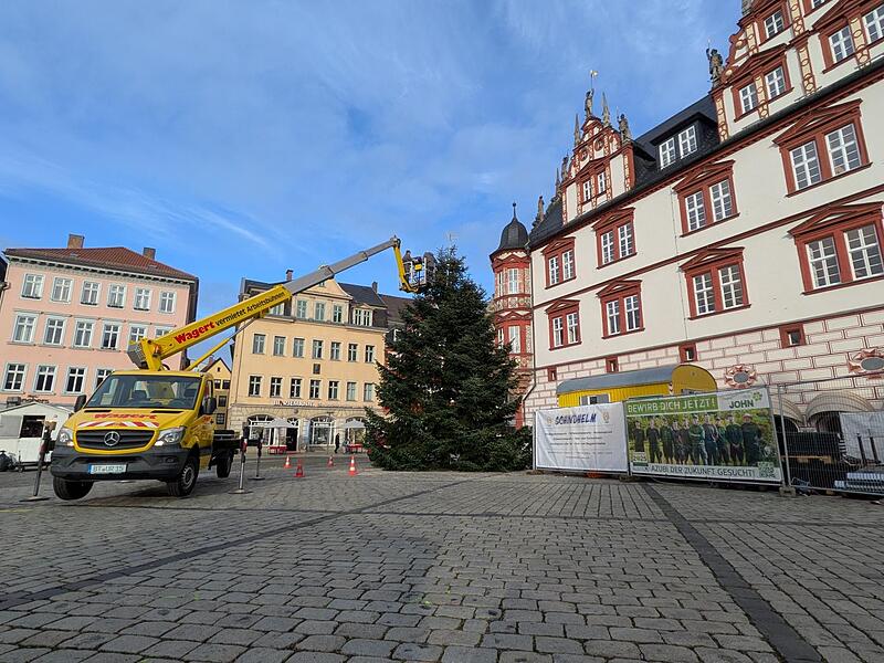 Im Lauf des Montags werden noch Lichter und Co. angebracht.