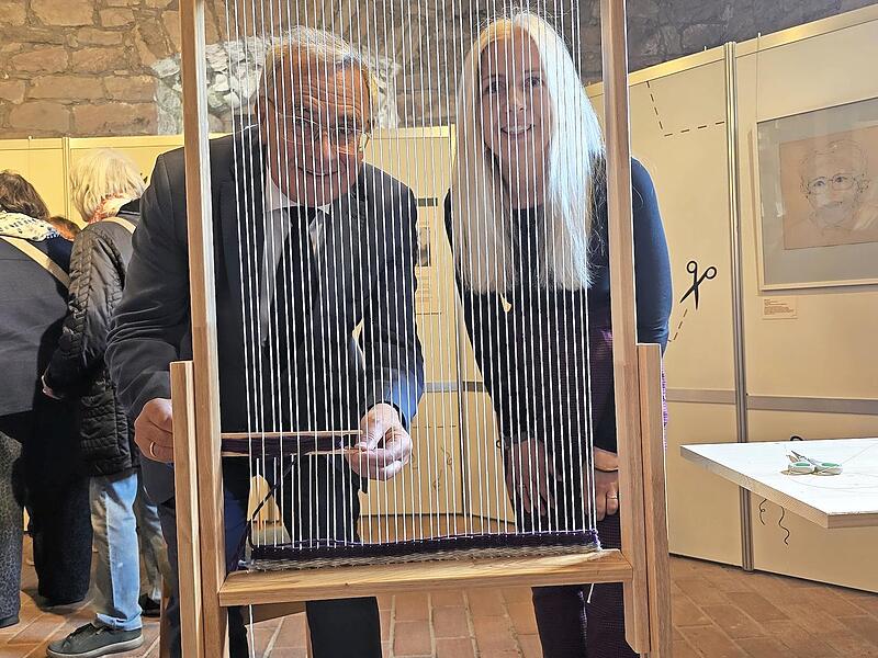 Bezirkstagspräsident Stefan Funk und Josefine Glöckner bei der Eröffnung der Ausstellung am Webrahmen. Bezirkstagspräsident Stefan Funk und Josefine Glöckner bei der Eröffnung der Ausstellung am Webrahmen.