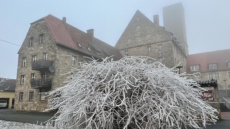 Die Burg Feuerstein im winterlichen Hochnebel.Forchheim & Fr&auml;nkische Schweiz