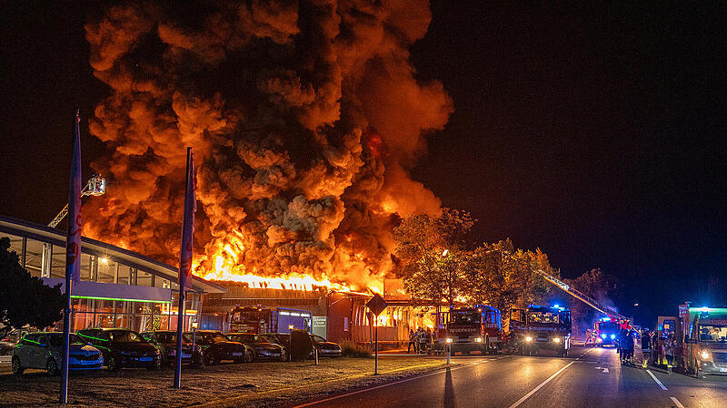 Großbrand in Lichtenfels: Feuerwehr setzt ungewöhnliches Gerät ein Großbrand in Lichtenfels: Feuerwehr setzt ungewöhnliches Gerät ein