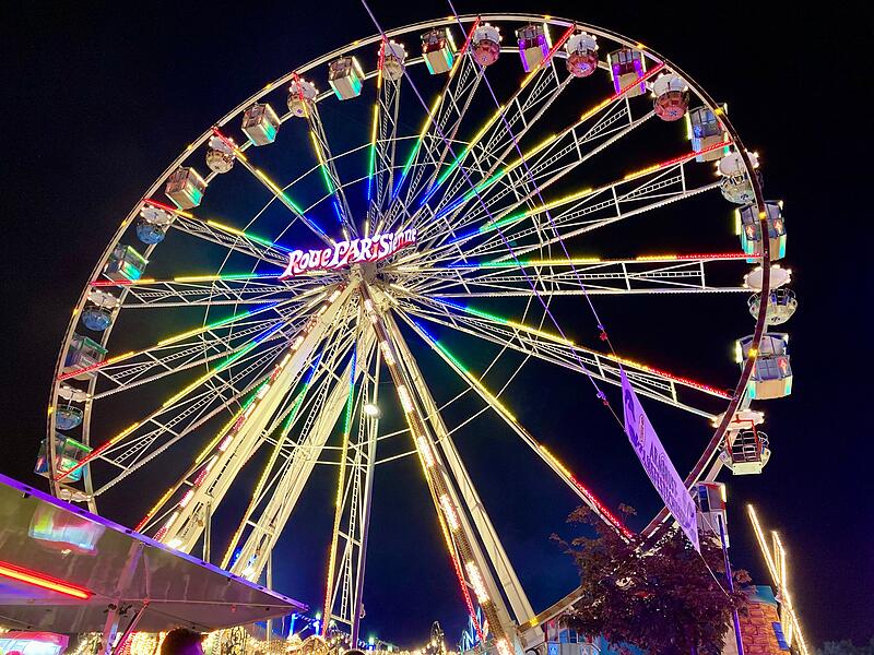 Das Riesenrad beleuchtet mit über 50.000 LEDs die Nacht.Halbzeit beim Coburger Vogelschießen 2024 - Die schönsten Bilder Das Riesenrad beleuchtet mit über 50.000 LEDs die Nacht.