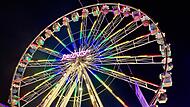 Das Riesenrad beleuchtet mit über 50.000 LEDs die Nacht.