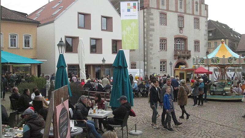 Wenn das Wetter passt, sind die Gastronomie-Betriebe in Hammelburgs „guter Stube“, dem Marktplatz, Profiteure des Frühjahrsmarkts, am Eiscafé „La Fenice“ bildeten sich lange Schlangen.