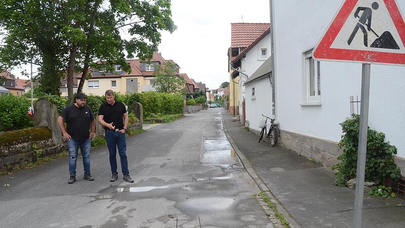 Baustellenvorbereitungen zur Straßensanierung in der Bürgermeister-Mertel-Straße