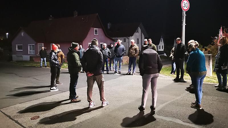 Vor der Entscheidung des Gemeinderats diskutierten Anwohner, Gemeinderäte und Vertreter von Hanse Haus die überarbeitete Planung für den Büroneubau im Gewerbegebiet Buchrasen. Vor der Entscheidung des Gemeinderats diskutierten Anwohner, Gemeinderäte und Vertreter von Hanse Haus die überarbeitete Planung für den Büroneubau im Gewerbegebiet Buchrasen.
