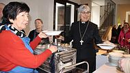Vesperkirche in Coburg: Regionalbischöfin Dorothea Greiner half am Sonntag bei der Essensausgabe.