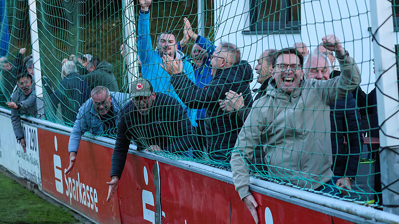 Dustin Renk macht den Treffer zum 2:1 für seine Friesener und löst  damit einen Jubelsturm bei den  Friesener Fans  aus.