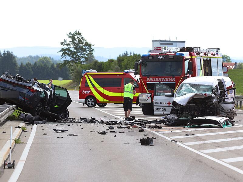 Zwei Tote nach Unfall auf Bundesstaße 12 Zwei Tote nach Unfall auf Bundesstaße 12