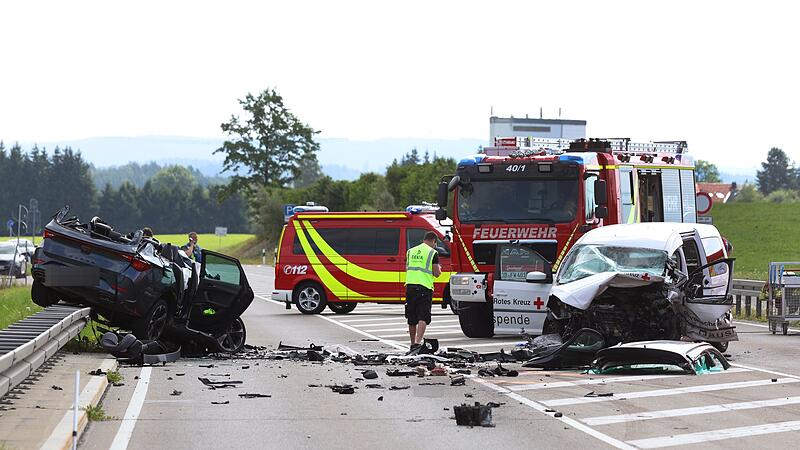 Zwei Tote nach Unfall auf Bundessta&szlig;e 12
