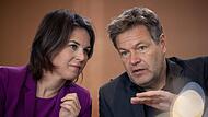 Annalena Baerbock und Robert Habeck verweisen beim Asyl-Kompromiss der Europäischen Union auf die Notwendigkeit einer Einigung. Annalena Baerbock und Robert Habeck verweisen beim Asyl-Kompromiss der Europäischen Union auf die Notwendigkeit einer Einigung.