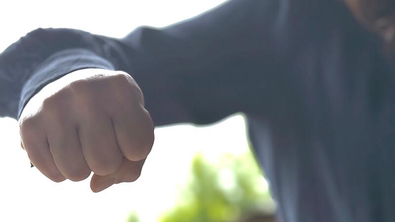 Mutter schl&auml;gt Jungen, die ihre Tochter bel&auml;stigt haben.