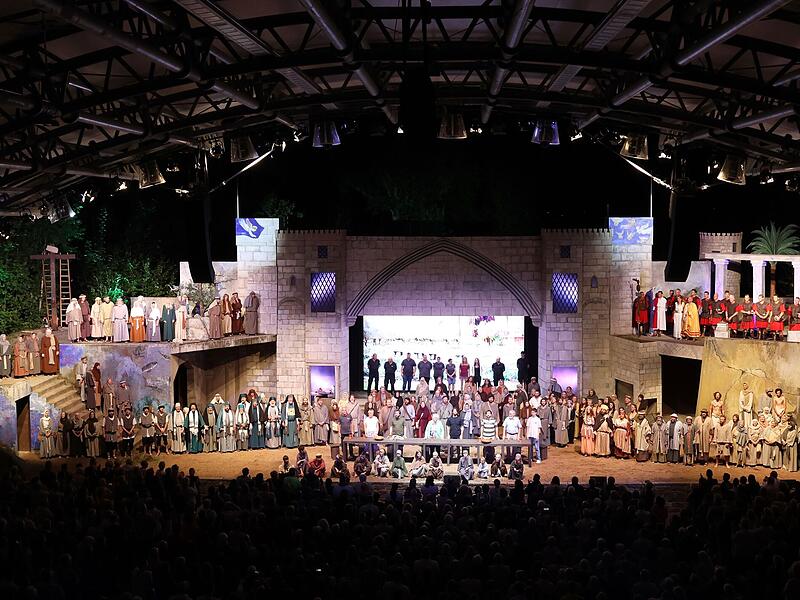 Mit der Hymne "Eine Geschichte, ein Dorf, eine Leidenschaft" endete jede der 18 Vorstellungen der S&ouml;mmersdorfer Passion 2024, hier das Abschlussbild der letzten Abendauff&uuml;hrung.