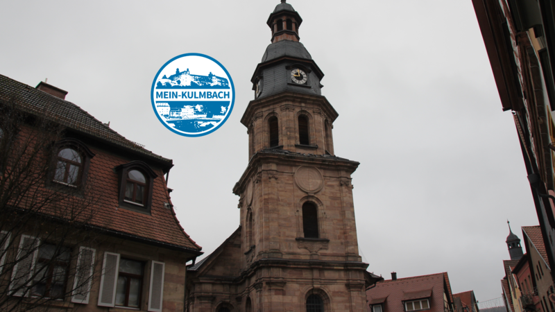 Die Spitalkirche steht inmitten der Innenstadt von Kulmbach