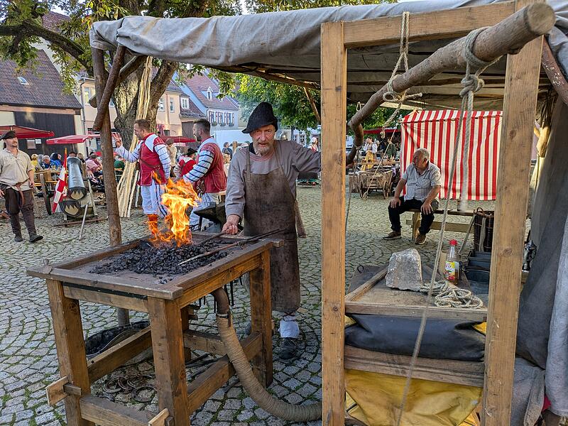 Lagerleben am Anger in MünnerstadtLagerleben am Anger in Münnerstadt Hier wird geschmiedet.