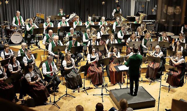 Die Hammelburger Stadtkapelle unter dem Dirigat von Christian Metz. Die Hammelburger Stadtkapelle unter dem Dirigat von Christian Metz.