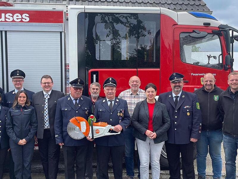 Der Feuerwehrverein &uuml;bergab einen neuen akkubetriebenen Trennschleifer an die Kommandantur. Mit dem modernen Ger&auml;t wird die technische Ausstattung der Wehr weiter verbessert.