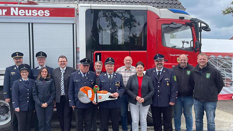 Der Feuerwehrverein &uuml;bergab einen neuen akkubetriebenen Trennschleifer an die Kommandantur. Mit dem modernen Ger&auml;t wird die technische Ausstattung der Wehr weiter verbessert.