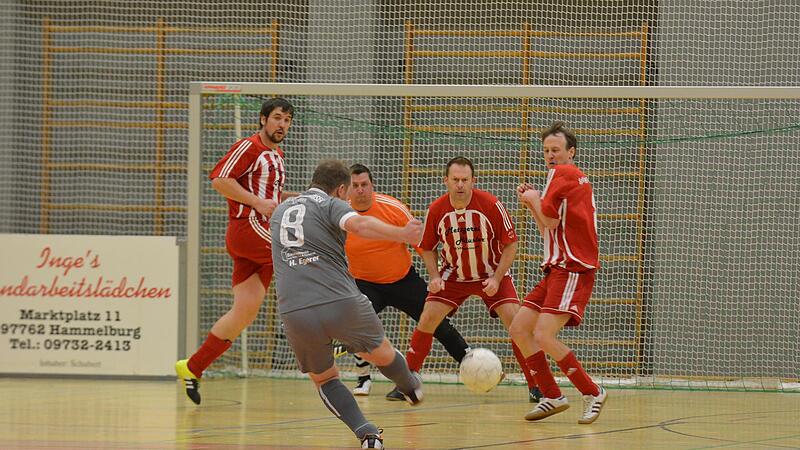 Die neue formierte AH-Mannschaft der SpVgg Wartmannsroth verteidigt gemeinsam im Spiel gegen den FC Elfershausen. Mit zwei Siegen war die Premiere beim Hammelburger Dreik&ouml;nigsturnier durchaus gelungen.